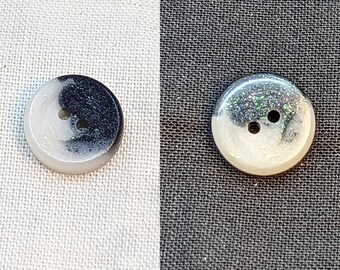 Bottoni W7 da 12 mm fatti a mano in resina bianco luccicante nero lucido duo confezione da 6 da Bobbie's Buttonry