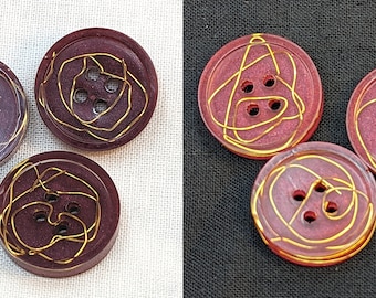Bottoni W3 da 20 mm fatti a mano in resina bordeaux filo d'oro confezione da 6 da Bobbie's Buttonry