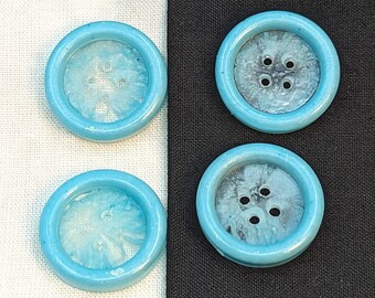 Set di 4 bottoni D3 da 22 mm in resina fatta a mano con piume blu chiaro di Bobbie's Buttonry