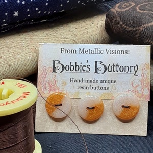 12mm W7 Knoppen Handgemaakte Hars Creamsicle Gold Shimmer 3 pack van Bobbie's Buttonry