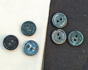 Bottoni W8 da 10 mm fatti a mano in resina nera con lucentezza verde Confezione da 6 da Bobbie's Buttonry