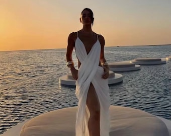 Élégante robe portefeuille blanche avec fente, robe de mariée de plage, robe de mariée minimaliste, robe de mariée d'été, robe de style grec