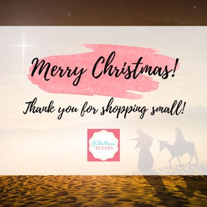 以下が含まれることがあります： ピンクの水彩画の背景に「メリークリスマス！小さなお店でお買い物をしてくれてありがとう！」というテキストと、「JCB Mama's Designs」のロゴが書かれています。