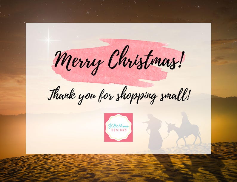 以下が含まれることがあります： ピンクの水彩画の背景に「メリークリスマス！小さなお店でお買い物をしてくれてありがとう！」というテキストと、「JCB Mama's Designs」のロゴが書かれています。