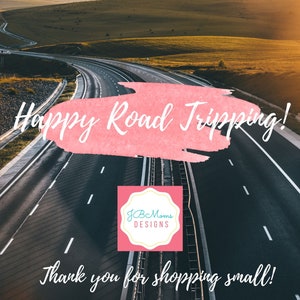 Puede incluir: Un gr&aacute;fico de acuarela rosa con el texto "Happy Road Tripping!" sobre una foto de una autopista larga y recta con una carretera curva en la distancia. Un cuadrado rosa con el texto "JB Moms DESIGNS" se encuentra en el centro inferior de la imagen. El texto "Thank you for shopping small!" se encuentra debajo del cuadrado.