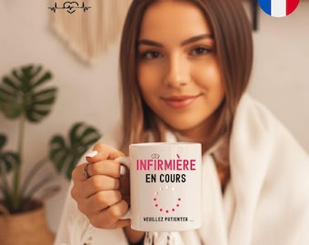 Cadeau Plus Mug Personnalisé Prénom - Je Suis Une Aide-Soignante Au Top - Mug Aide Soignante, Tasse Aide Soignante, Cadeau Aide Soignante (Rouge