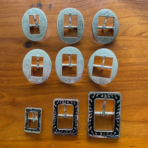 Kargespen en dubbele gespen voor hoofdstellen, riemen, tassen en voor algemeen leerwerk. Verschillende ontwerpen en maten 1/2”, 5/8”, 3/4” en 1”.