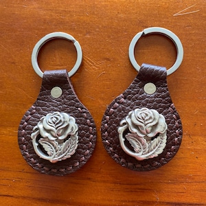 Handgemachte Leder Rose Concho Schlüsselanhänger. Handgenäht.