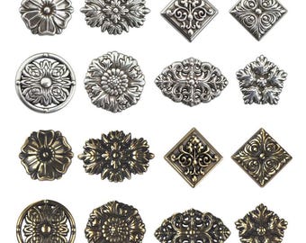Può includere: Set di 12 decorazioni metalliche decorative in argento e oro con motivi floreali e geometrici. Le decorazioni sono perfette per aggiungere un tocco di eleganza a qualsiasi progetto artigianale.