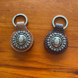 Handgemachte Leder Concho Schlüsselanhänger. Handgenäht.