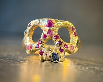 De saffier-schedelring, robijnen en saffier, OOAK-schedelring, aandenken Mori-ring