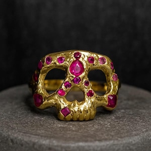 Massief geelgouden schedelring met roze saffieren en robijnen - aandenken aan Mori-stijl - handgemaakt massief goud