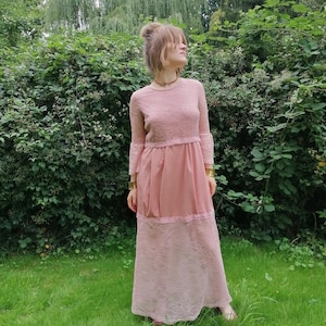 Robe de mariée féerique rose pastel en dentelle recyclée : robe de mariée bohème