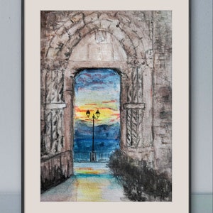 Può includere: Dipinto ad acquerello di un arco che incornicia un tramonto su uno specchio d'acqua. Un lampione si erge su una passerella. L'opera è incorniciata in una cornice nera con un passe-partout bianco.