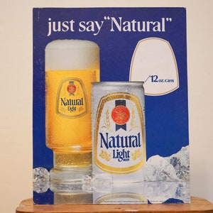 Cartel publicitario vintage de cerveza con luz natural, años 70