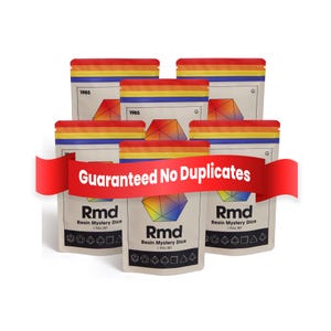 Puede incluir: Se muestran varias bolsas de "Rmd Resin Mystery Dice", cada una con un diseño geométrico colorido y el texto "Guaranteed No Duplicates" en una pancarta roja. Las bolsas tienen una parte superior de color arcoíris.