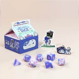 ブルーベリーキャットダイス – かわいいダンジョンズ＆ドラゴンズ 樹脂製ダイスギフト | 牛乳パックセット（ピン＆ステッカー付き）