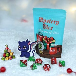 Peut inclure: Une pochette bleue et blanche avec le texte "Mystery Dice Full Set of Dice" dessus. La pochette est entourée de dés colorés et d'un petit chat bleu avec des ailes.
