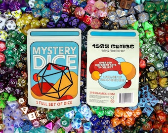 Könnte beinhalten: Zwei Packungen "Mystery Dice" werden vor einem Hintergrund aus bunten, vielseitigen Würfeln präsentiert. Auf der Vorderseite der Packung steht "Mystery Dice" mit einem geometrischen Design. Auf der Rückseite der Packung steht "1985 Games" und "Über 100 verschiedene Sets zum Sammeln."