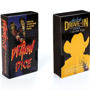 Joe Bob Briggs Last Drive-In Demon-tärningar | VHS-stil i harts från D&D Horror-samlarobjekt | Sharp Edge Demonic Eyes-tärningar för TTRPG- och skräckfans