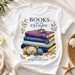 Puede incluir: Una camiseta blanca de manga corta con un gráfico de una pila de cuatro libros con bordes dorados. Los libros se titulan Sea Fever, The Shell Seekers y Summer by the Sea. El texto dice: BOOKS are my escape y THE SEA is my HAPPY PLACE.