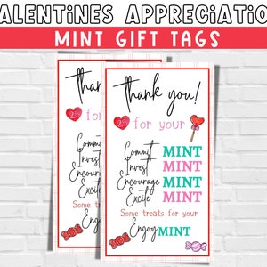 Op de afbeelding: Twee printbare Valentijnsdag-cadeauetiketten met een roze en witte geruite achtergrond. De etiketten bevatten de tekst "Bedankt!" en "25 voor jouw" met een rood hart en een rode lolly. De etiketten bevatten ook de tekst "Mint" in turquoise en de woorden "Commit, Invest, Encourage, Excite, Enjoy" in zwart.