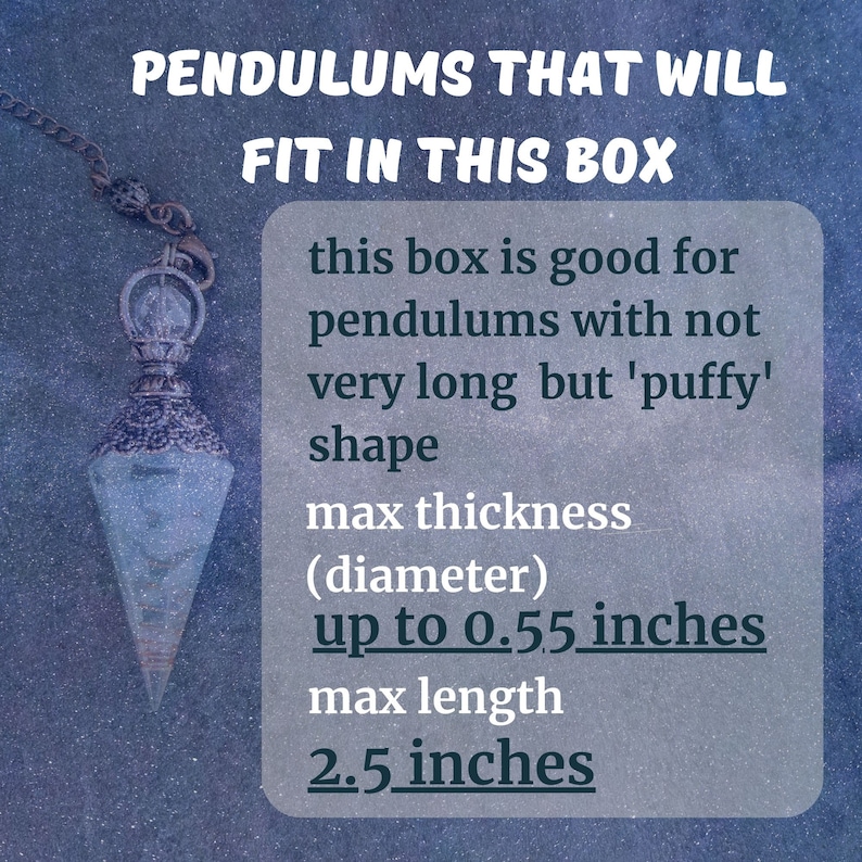 Puede incluir: Un p&eacute;ndulo plateado con una punta de cristal azul. El texto dice "PENDULUMS THAT WILL FIT IN THIS BOX this box is good for pendulums with not very long but 'puffy' shape max thickness (diameter) up to 0.55 inches max length 2.5 inches"