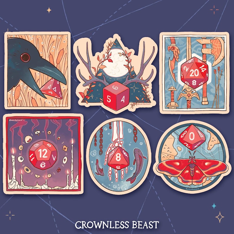 Pu&ograve; includere: Set di nove adesivi con una variet&agrave; di disegni, tra cui un corvo, corna, una mano scheletrica, una falena e dadi con numeri diversi. Gli adesivi sono tutti su uno sfondo blu con stelle bianche. Il testo "CROWNLESS BEAST" &egrave; nella parte inferiore dell'immagine.