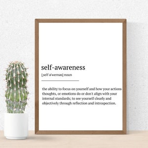 Puede incluir: Un póster imprimible con una definición de autoconciencia. El póster está enmarcado en un marco de madera marrón y está sobre una superficie marrón claro. El texto del póster dice: "self-awareness [self ǝ'wernəs] noun the ability to focus on yourself and how your actions thoughts, or emotions do or don't align with your internal standards; to see yourself clearly and objectively through reflection and introspection."