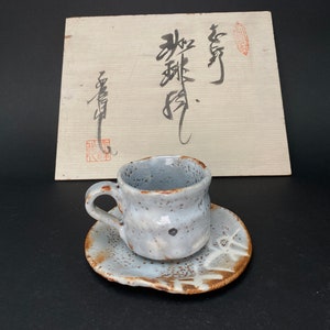 Tasse à café et soucoupe en porcelaine Shino, par Maker Akamine, Tasse à thé et soucoupe en porcelaine Shino, porcelaine Mino, fabriqué au Japon