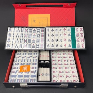 Japanese Riichi Mahjong Set Green Back Tiles, 4 Red Fives Aka Dora, Late Showa Era Retro Riichi Game in Black Flat Case