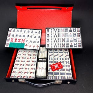 日本製 MVC Riichi Mahjong 麻雀セット、グリーンバック樹脂タイル、ヴィンテージ MVC 麻雀、136 タイル ブラックケース、日本製、高速発送 米国