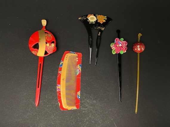 Accessoire De Cheveux Kanzashi Japonais à La Main Sur Une Table En