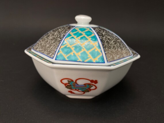 Japanese Black Lacquerware Octagonal Dome Lidded Box Japanese Black Lacquerware Octagonal Dome Lidded Box