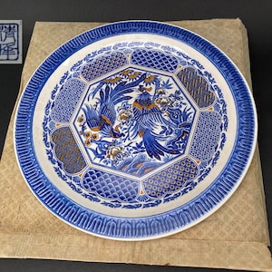 Japanischer runder Teller mit Geschenkbox, D12,5 &quot;, Blau & Weiß signiert Floral und Phoenix Porzellan, Großer Teller in Original Box