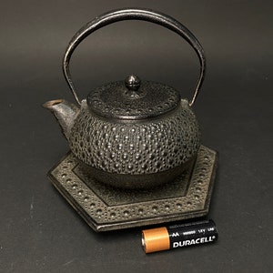 Japan Nambu Tekki Tetsubin！ Medium Black Teapot, with Cast iron mat, 250ml, 8oz, Infuser Trivet, Tea Kettle, Made in Japan ！