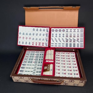 Seltenes Design Riichi Mahjong, japanisches RVC Mah Jong, Familienwappenmarke, schwarze Rückseite, tragbares Gehäuse, Legespiel