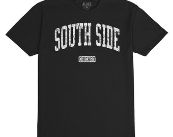 Könnte beinhalten: Schwarzes T-Shirt mit dem Text "SOUTH SIDE" in abgenutzten weißen Buchstaben. Darunter steht das Wort "CHICAGO" in einem weißen Rechteck. Das Shirt hat einen Rundhalsausschnitt und kurze Ärmel.