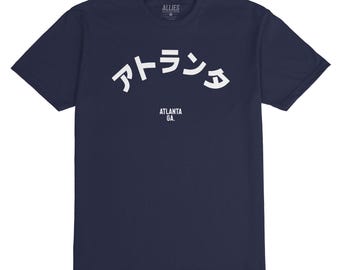 日本語テキスト入りアトランタTシャツ｜ユニセックス アトランタ グラフィックTシャツ（男性用）｜ジョージア州の定番Tシャツ｜アトランタファンや地元サポーターへのギフト