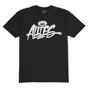 Può includere: Maglietta nera con un design a spray bianco della parola "ALLIES" con un alone sopra la "A".