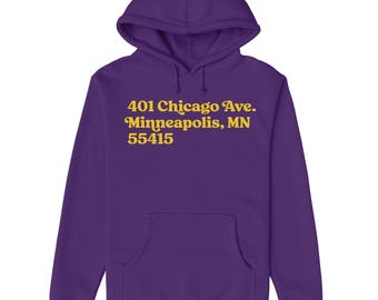 以下が含まれることがあります： 「401 Chicago Ave. Minneapolis, MN 55415」という黄色のグラフィックプリントが施されたパープルのフーディー