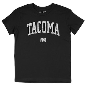 Może przedstawiać: Czarny T-shirt z białym nadrukiem w stylu vintage z napisem "TACOMA 253".