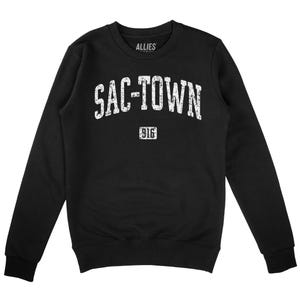 Puede incluir: Sudadera negra con un estampado gráfico blanco que dice "SAC-TOWN 916" en una fuente de estilo vintage.