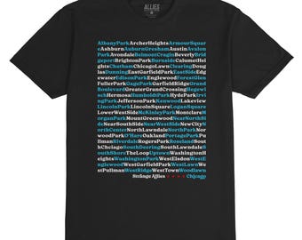 Könnte beinhalten: Schwarzes T-Shirt mit einer Liste von Chicagoer Stadtteilen in weißem und blauem Text. Das Wort "ALLIES" ist oben aufgedruckt. Der Text enthält Stadtteilnamen wie Albany Park, Auburn Gresham und West Town.
