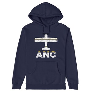 Puede incluir: Sudadera con capucha azul marino con un diseño gráfico de avión blanco desgastado con rayas amarillas y las letras "ANC" debajo. El diseño está centrado en el pecho. La sudadera tiene un bolsillo delantero y una capucha.