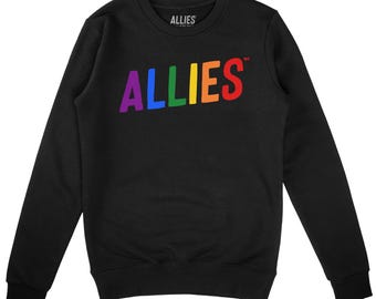 Può includere: Felpa nera con la parola "ALLIES" in colori arcobaleno.