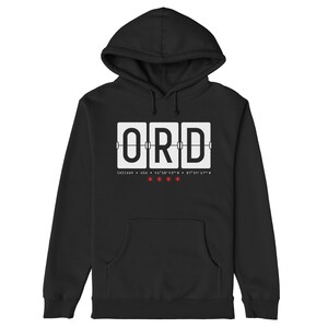Puede incluir: Sudadera con capucha negra con un gráfico blanco del código de aeropuerto ORD, que representa el Aeropuerto Internacional O'Hare de Chicago, Illinois. El gráfico también incluye la ciudad, el estado y las coordenadas.