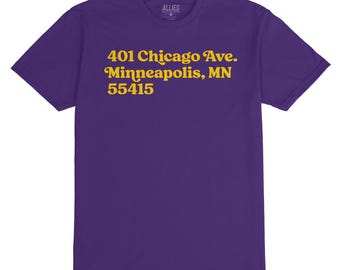 Puede incluir: Camiseta morada con el texto "401 Chicago Ave. Minneapolis, MN 55415" en amarillo.