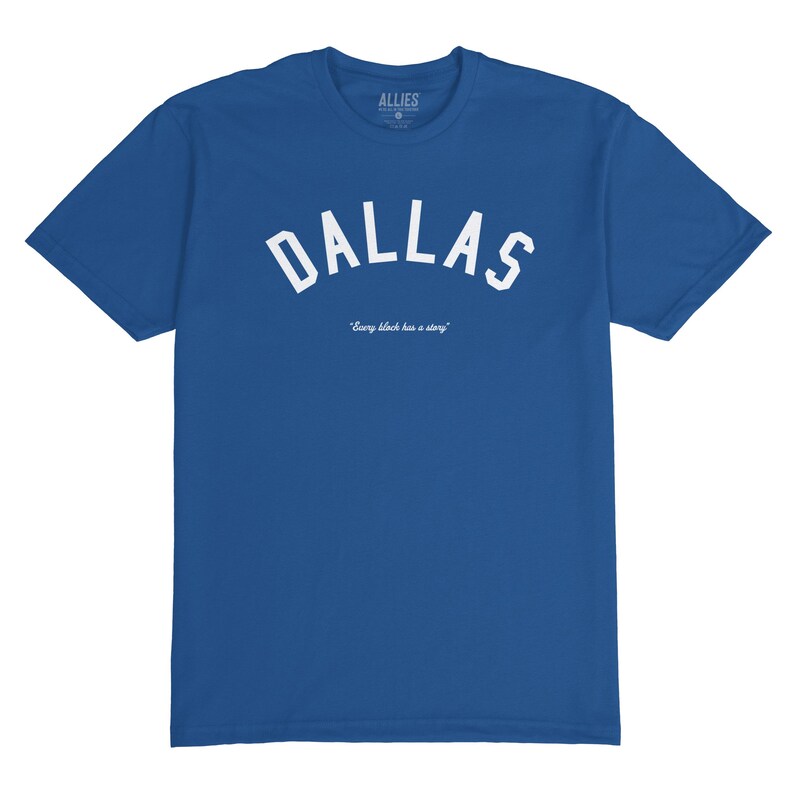 Puede incluir: Una camiseta azul real con un dise&ntilde;o de arco blanco que dice "DALLAS" y el texto "Every block has a story" debajo.