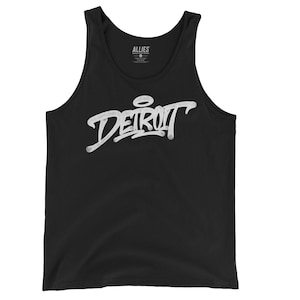 Puede incluir: Camiseta de tirantes negra con un gráfico blanco de la palabra "DETROIT" en estilo graffiti.